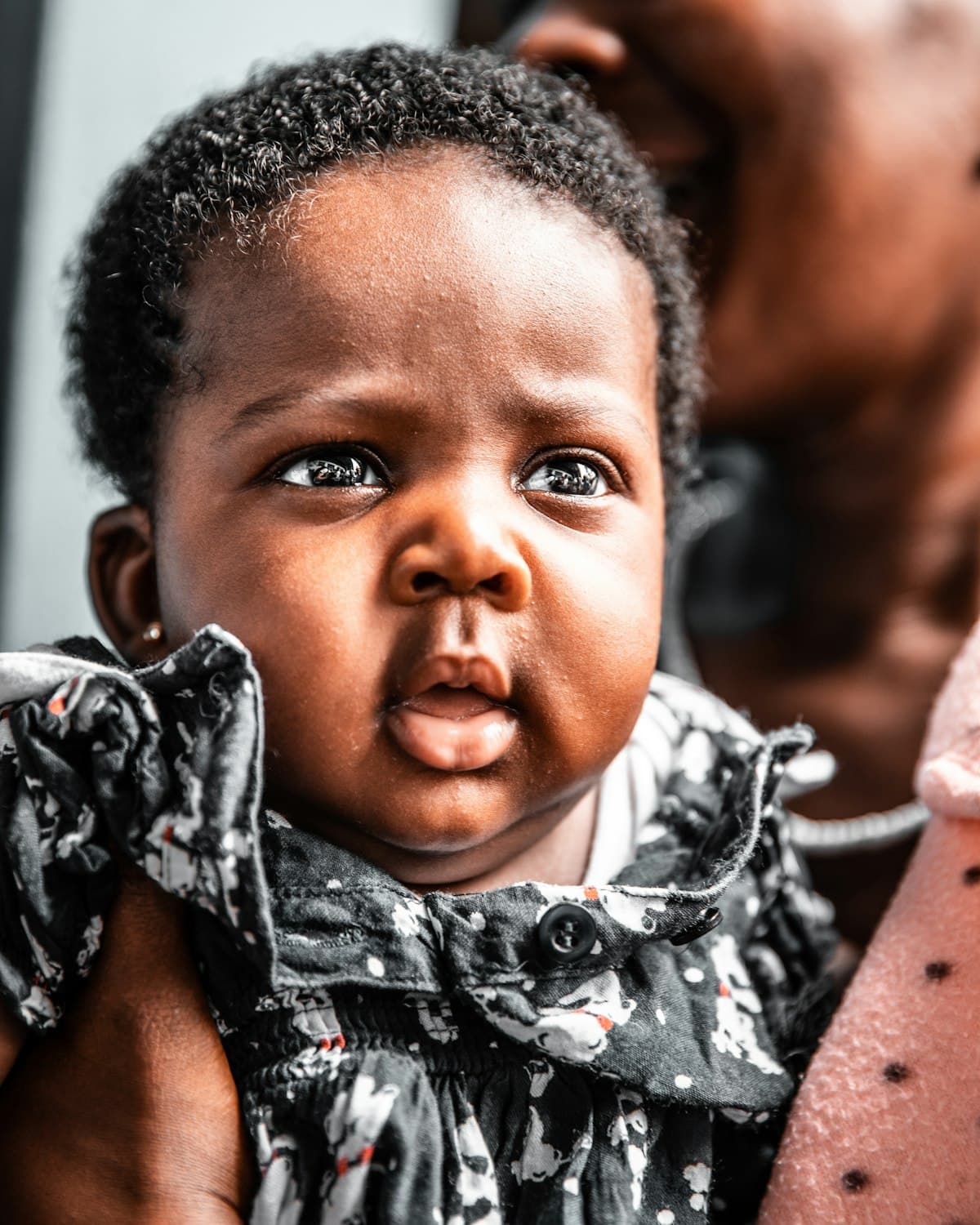 Un nouveau-né dans les bras de son parent